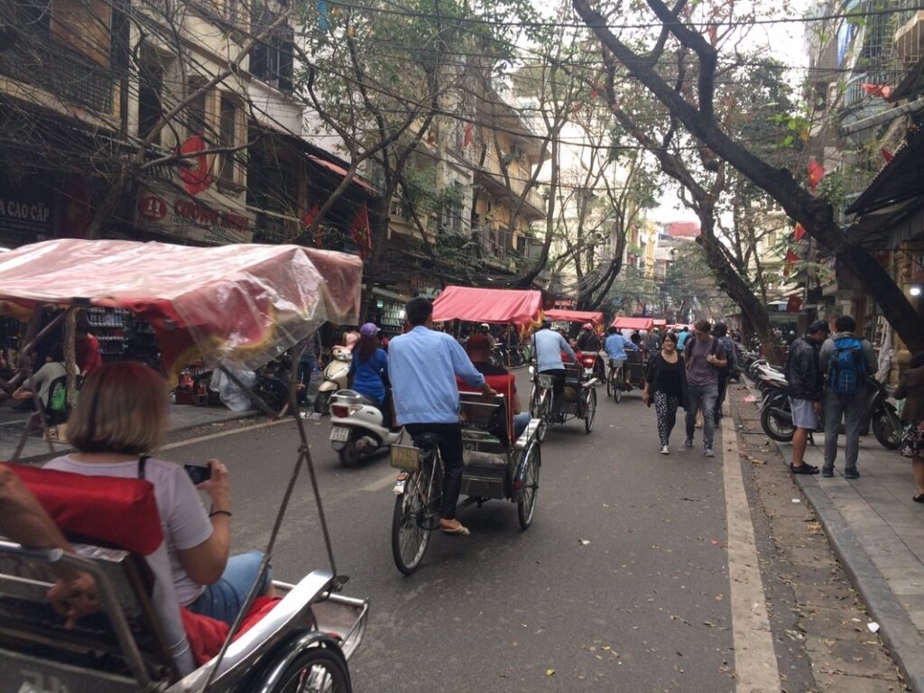 ハノイ旧市街の風景。どの道もこんな感じで賑わっており、エネルギーに満ち溢れています。